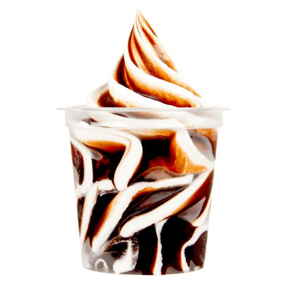 Sundae softijscup met chocoladesaus 140 ml