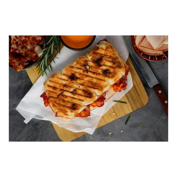 Perfect panini met kipfilet. bacon en sriracha saus