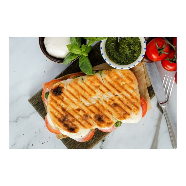 Perfect panini caprese met pesto. tomaat en mozzarrella