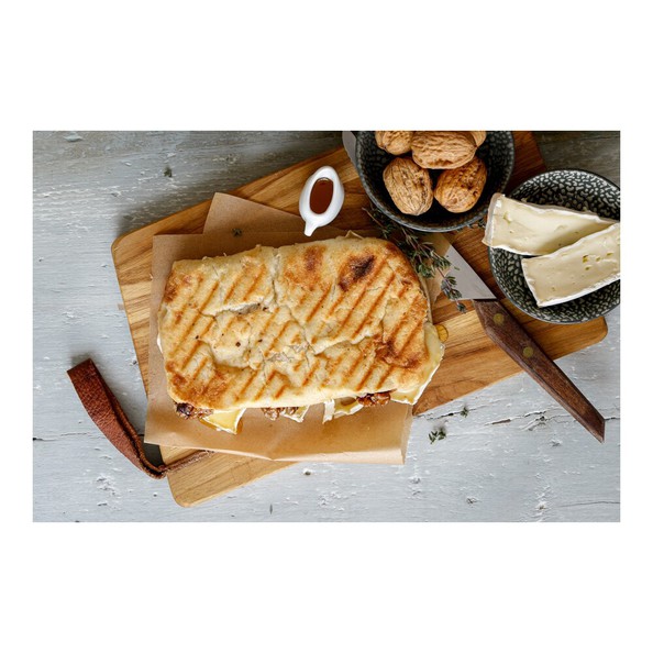 Perfect panini met brie. honing en walnoot